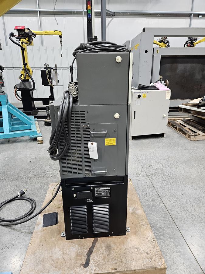 Used Fanuc Arcmate 100ic Industrial Robot With R-30ia Controller and Lincoln Powerwave i400