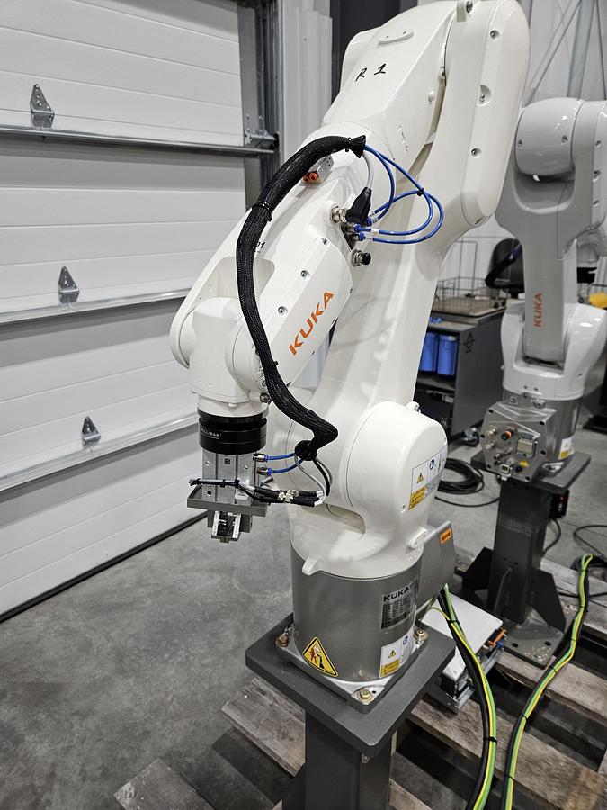 Used KUKA KR10 R1100-2HO Food Grade Industrial Robot With KRC5 Micro Controller