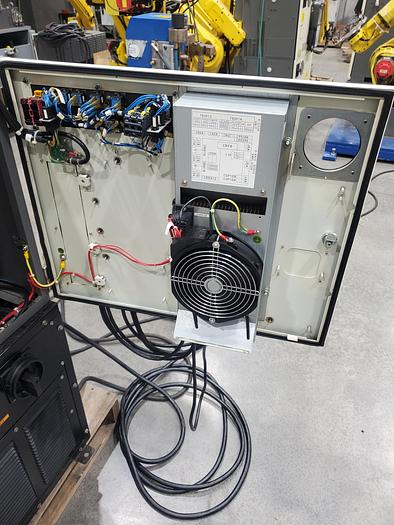 Used Fanuc Arcmate 100ic Industrial Welding Robot With Lincoln PW I40 and Dual Head