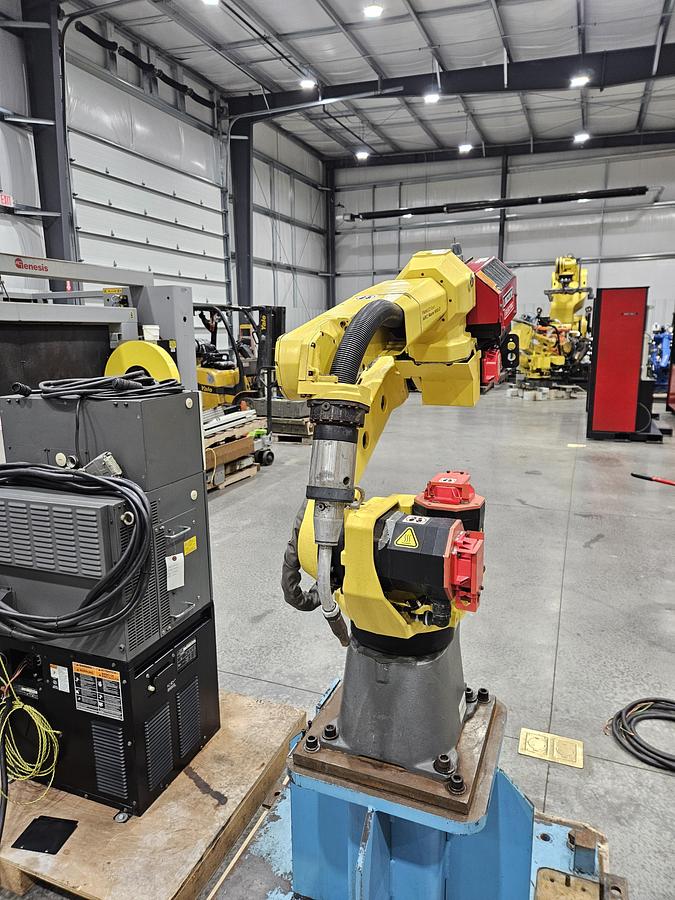 Used Fanuc Arcmate 100ic Industrial Robot With R-30ia Controller and Lincoln Powerwave i400