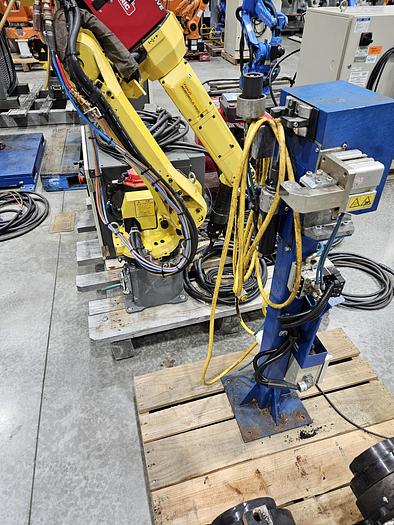 Used Fanuc Arcmate 100ic Industrial Welding Robot With Lincoln PWR350 and Dual Head