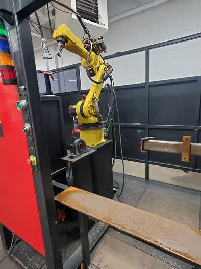 Used Lincoln System 30 With Fanuc Arcmate 100ib Industrial Robot and Lincoln Powerwave 455M