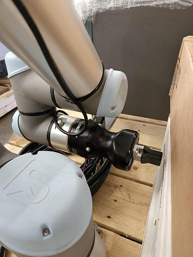 Used Universal UR5e Industrial Robot - Only 10 days power on time