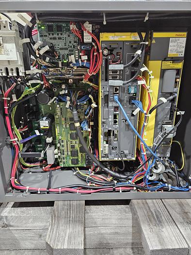 Used Fanuc Arcmate 100ic Industrial Welding Robot With Lincoln PWR350 and Dual Head