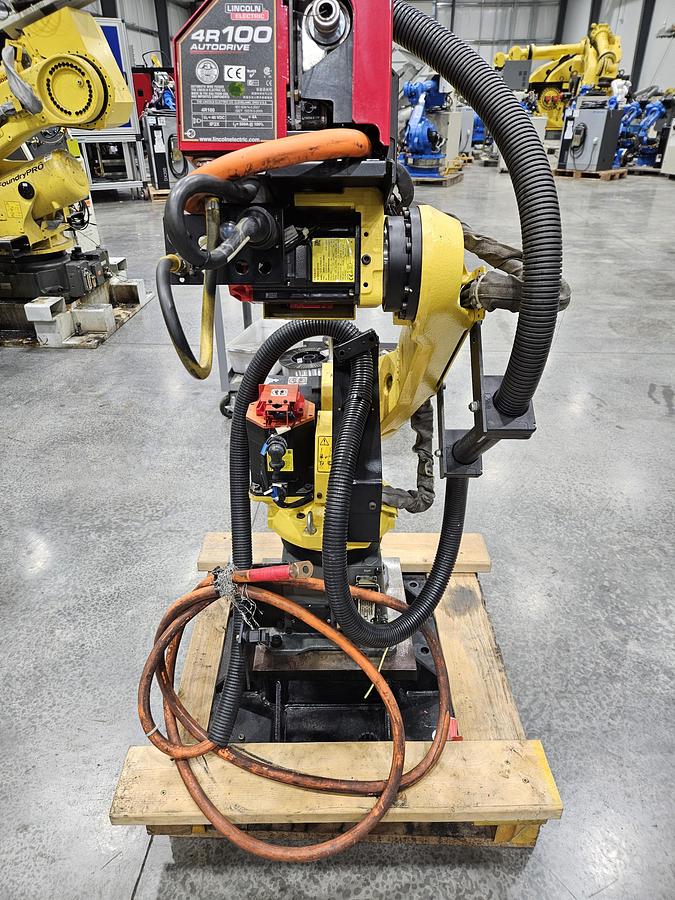 Used Fanuc Arcmate 100ic Industrial Robot With R-30ib Controller and Lincoln Powerwave i400