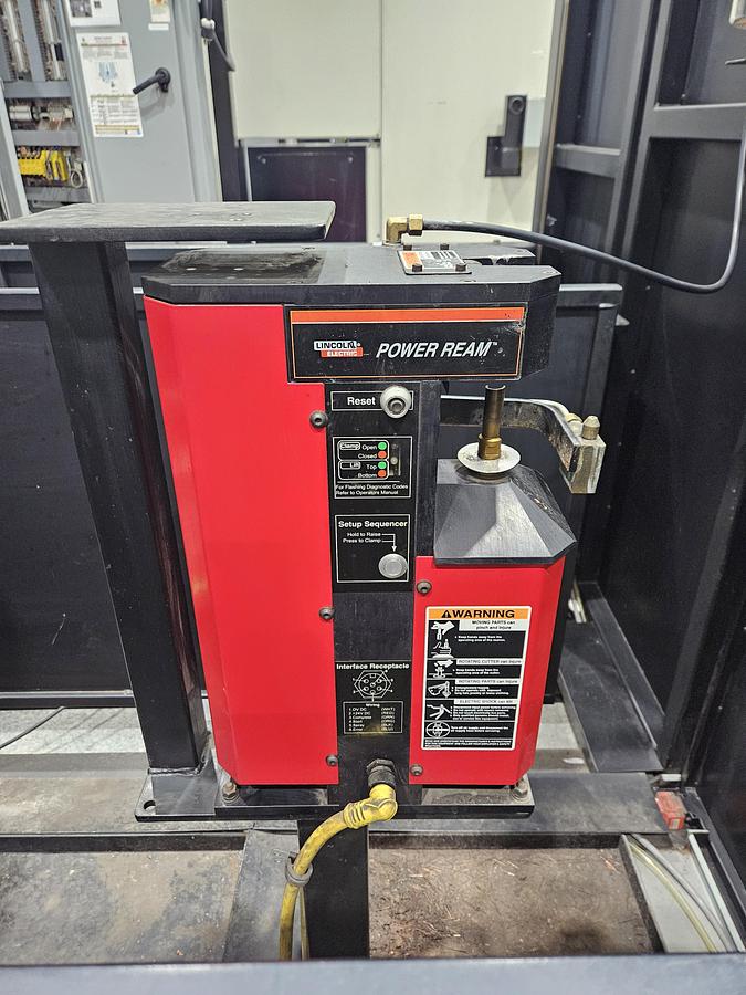 Used Lincoln system 35 weld cell Fanuc 120iC/10L with dual headstock positioners