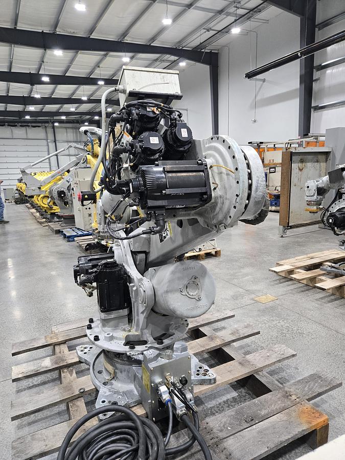 Used Yaskawa Motoman ES165D Industrial Robot With DX100 Controller