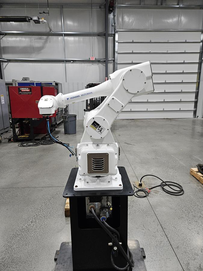 Used Yaskawa Motoman MPK2F Industrial Robot With FS100 Controller
