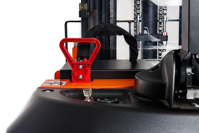 Performance Walkie Straddle Stacker