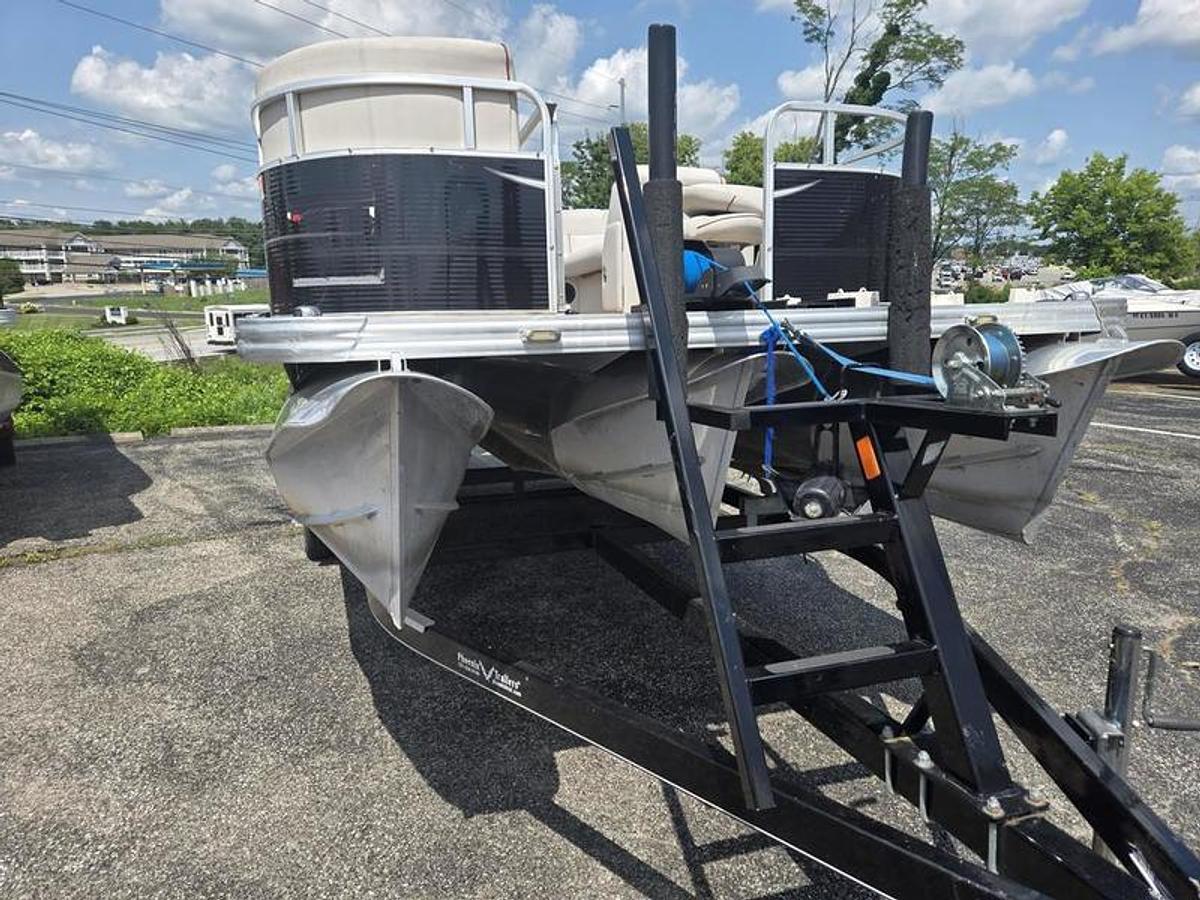 Used 2016 Quest 818 Luxury Edition