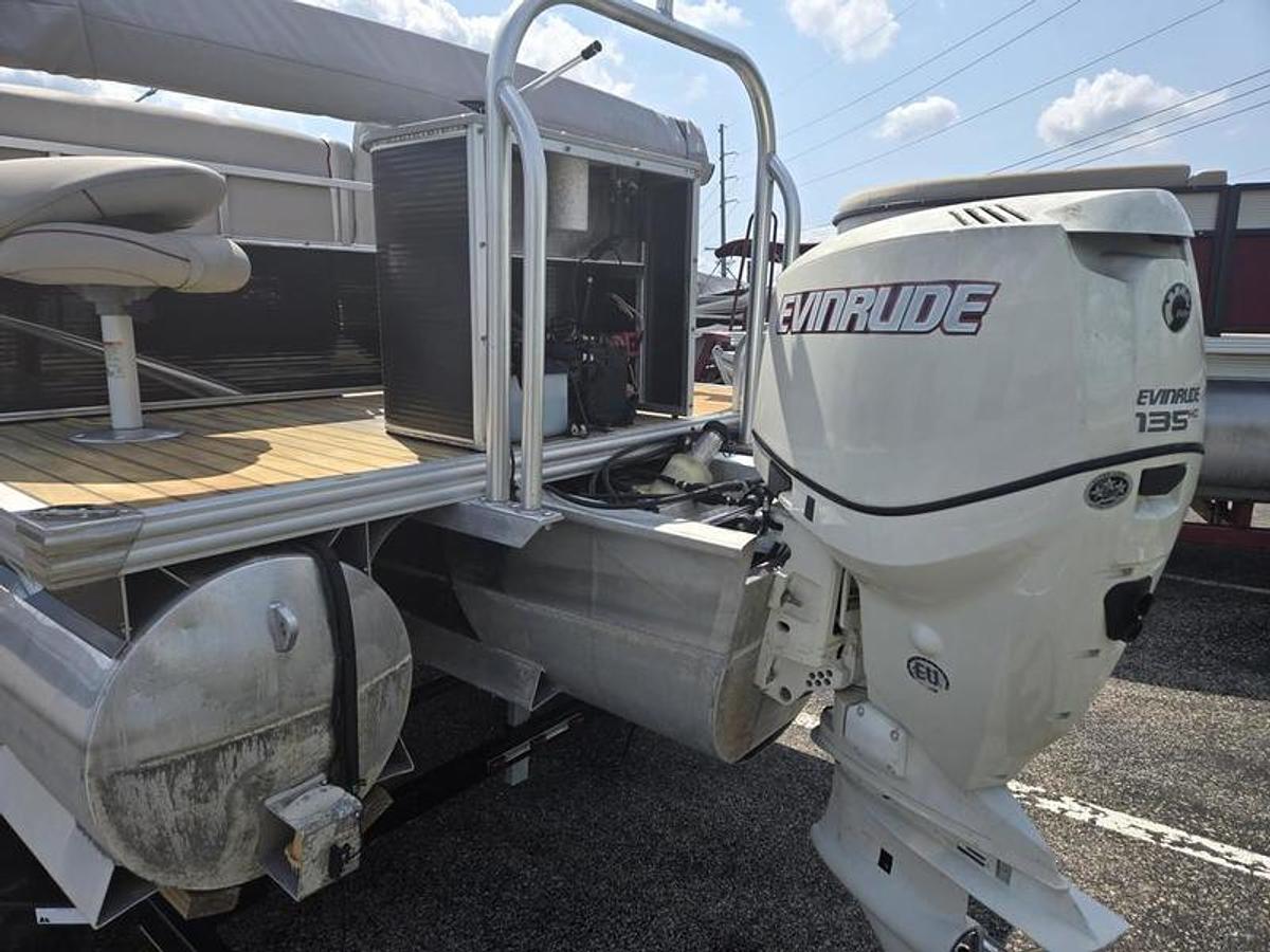 Used 2016 Quest 818 Luxury Edition