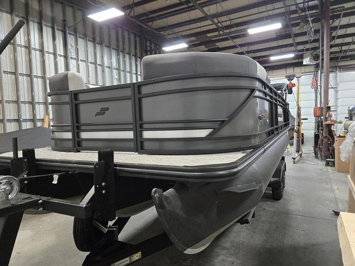 2026 Starcraft Marine SLS3QDH