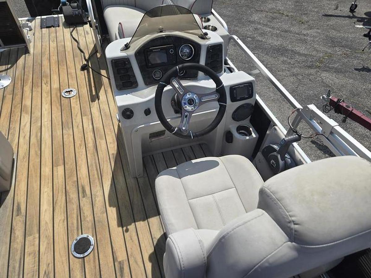 Used 2016 Quest 818 Luxury Edition