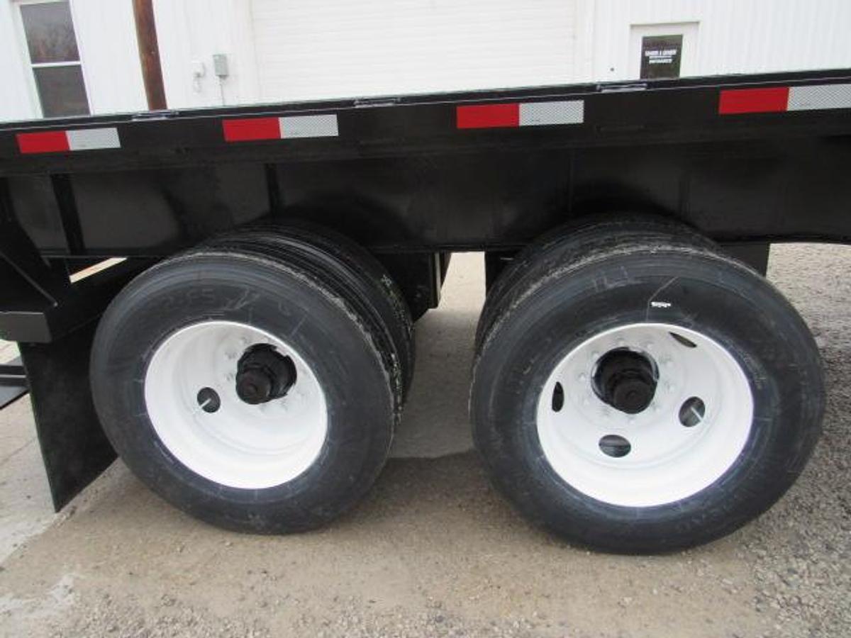 Used 2005  Lufkin 32' X 96"  Flatbed Moffett Trailer