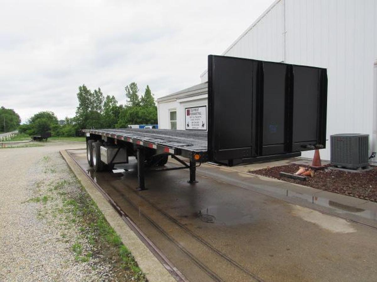 Used 2014 Utility 32 X 102 Moffett Trailer