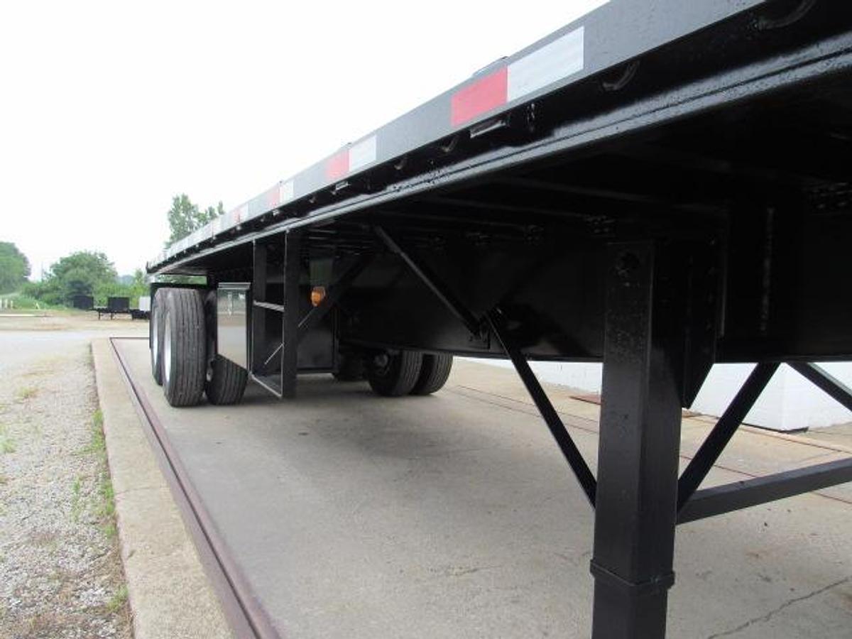 Used 2015 Great Dane Trailers 35' 10" X 102" Flatbed Moffett Trailer