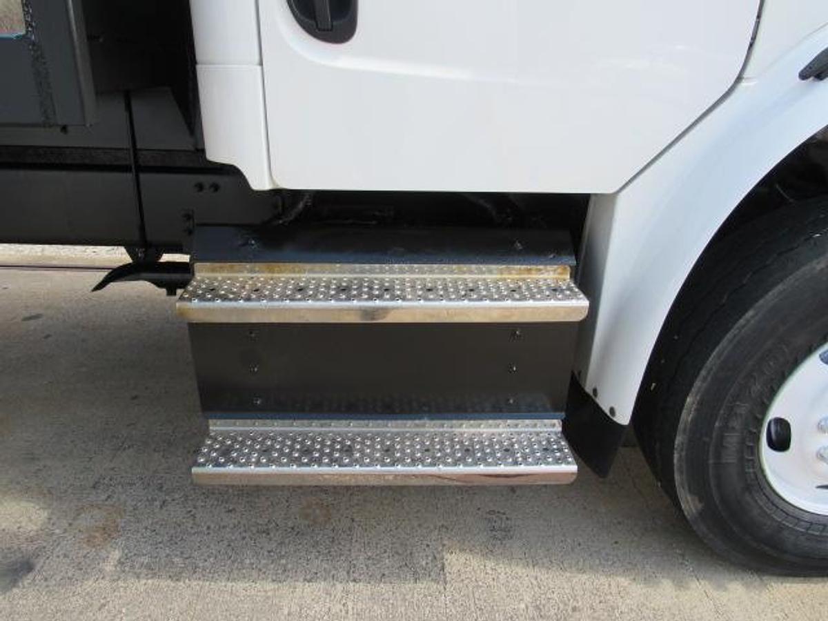 Used 2022 Freightliner M2 106