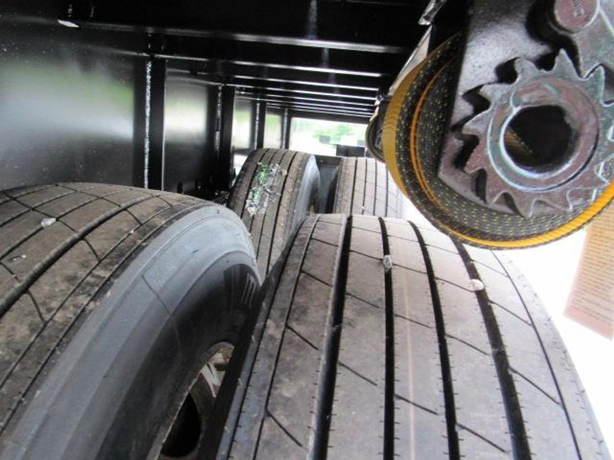 Used 2015 Utility 45' X 102" Princeton/Moffett Trailer