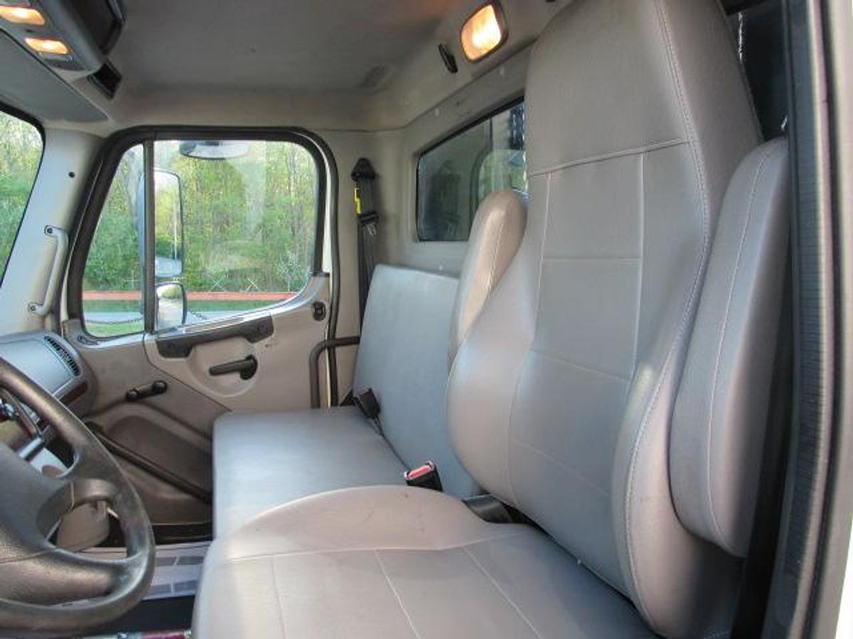 Used 2022 Freightliner M2 106