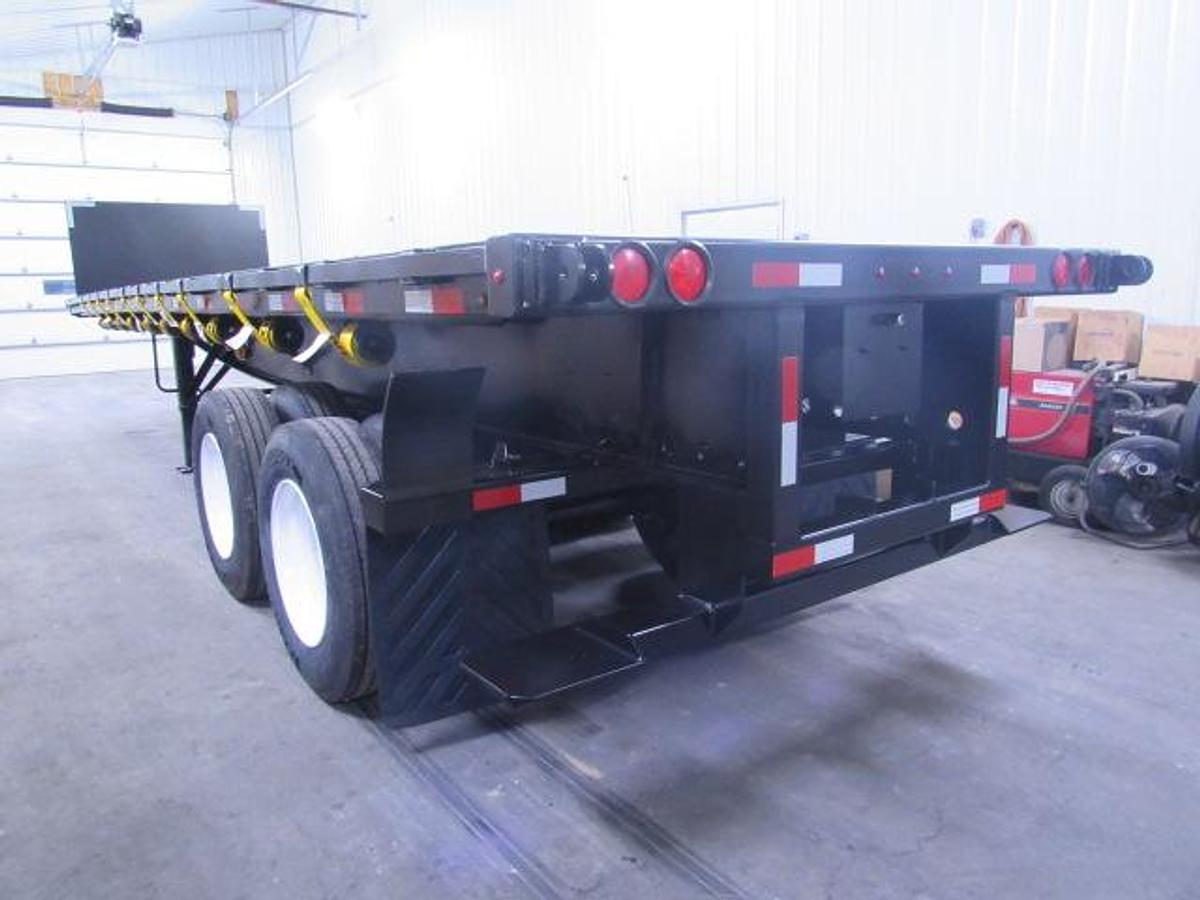 Used 2013 Great Dane Trailers  32' X 96" Flatbed Moffett Trailer