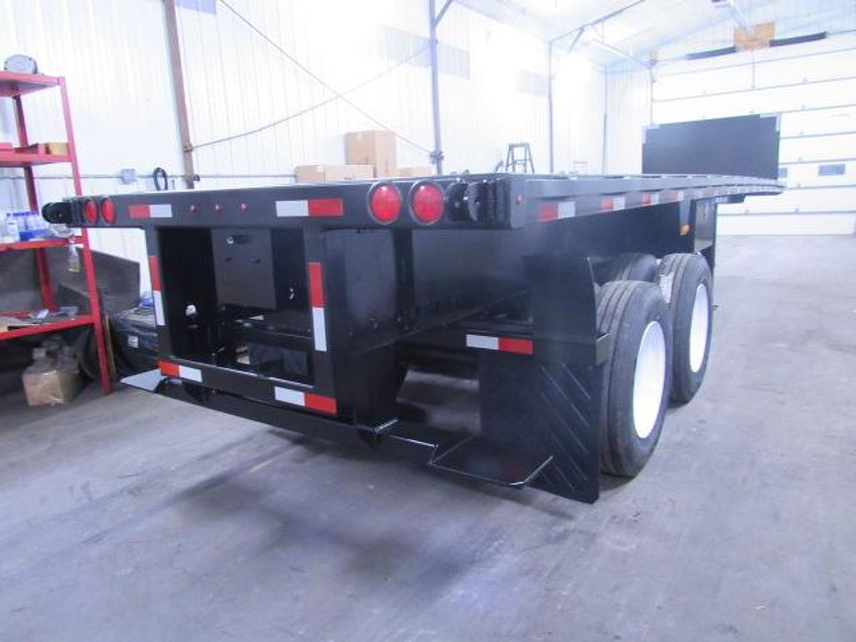Used 2013 Great Dane Trailers  32' X 96" Flatbed Moffett Trailer
