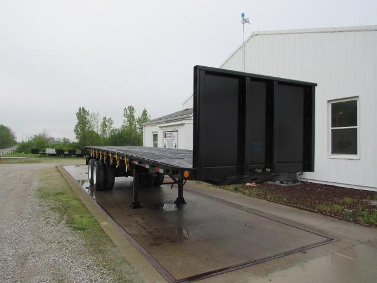 Used 2007 Lufkin 32' X 96" Moffett Trailer
