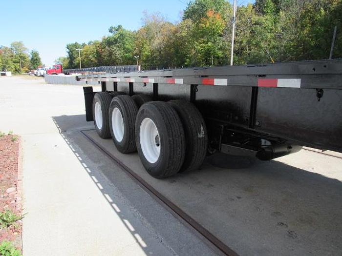 Used 2014 Great Dane Trailers  48' X 102" 3 AXLE Flatbed Moffett Trailer