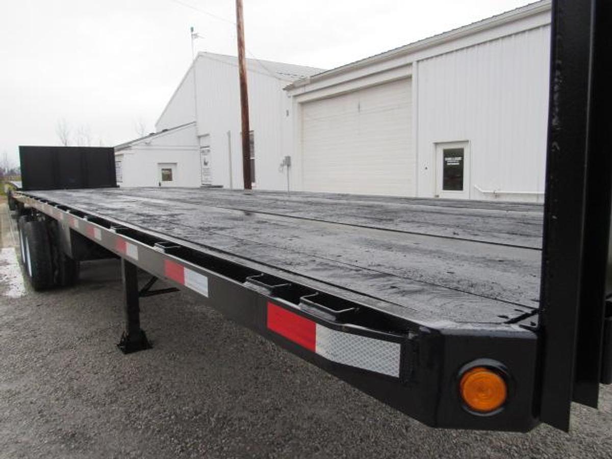 Used 2005  Lufkin 32' X 96"  Flatbed Moffett Trailer