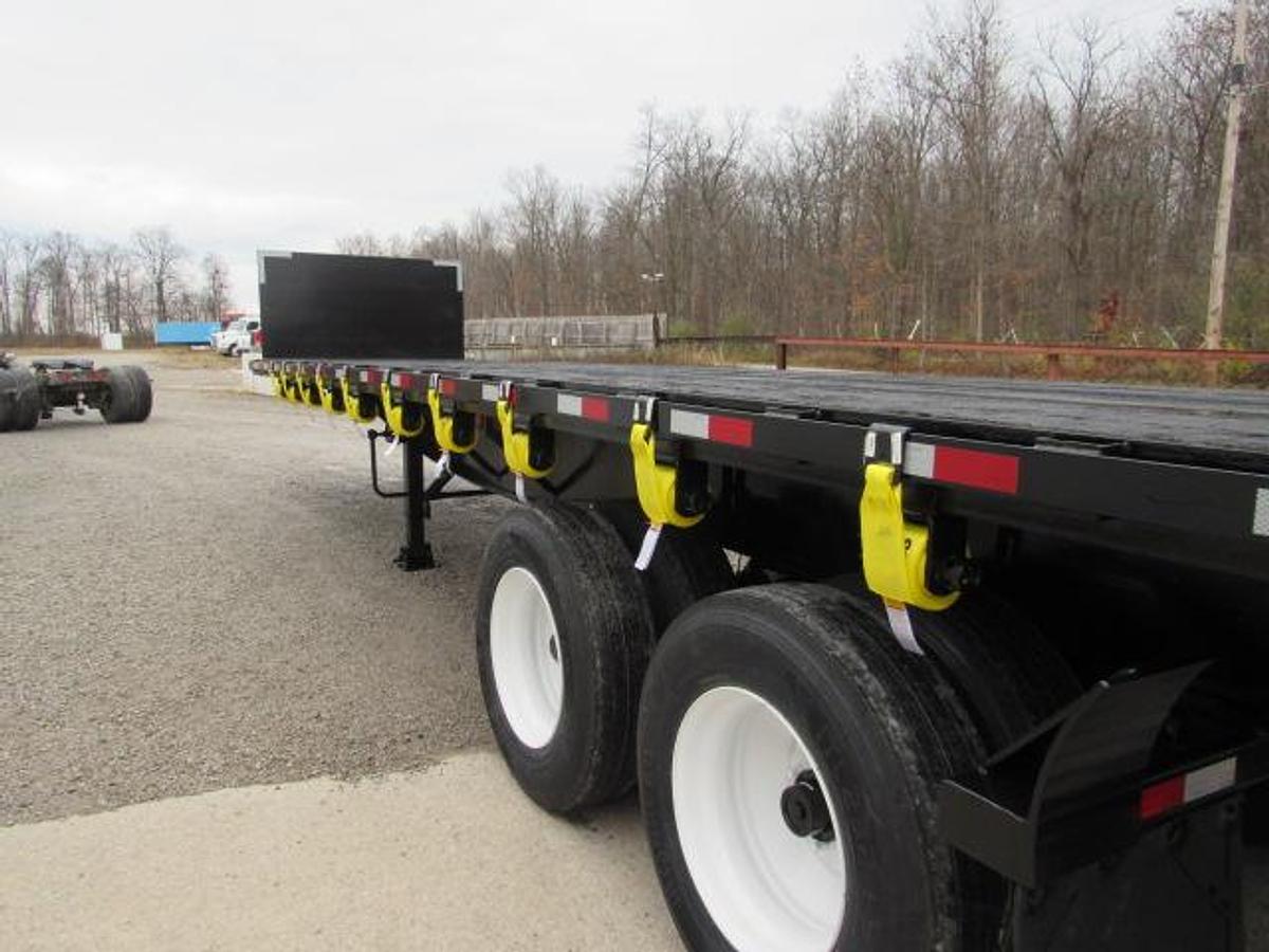 Used 2005  Lufkin 32' X 96"  Flatbed Moffett Trailer