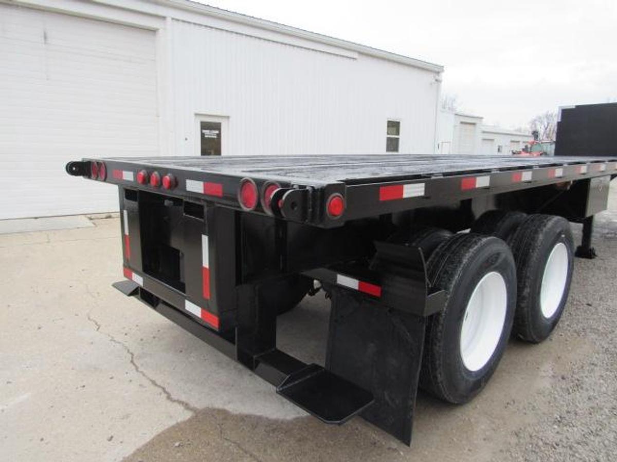 Used 2005  Lufkin 32' X 96"  Flatbed Moffett Trailer