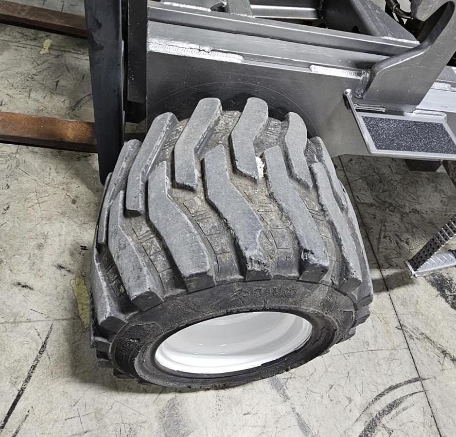 Used 2015 Navigator RT-5500 Truck Mounted Forklift