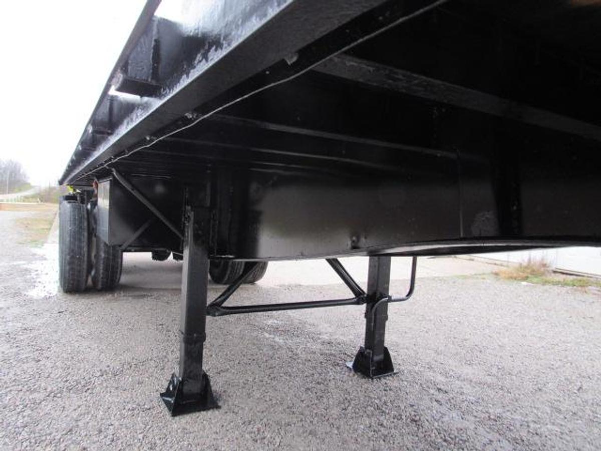 Used 2005  Lufkin 32' X 96"  Flatbed Moffett Trailer