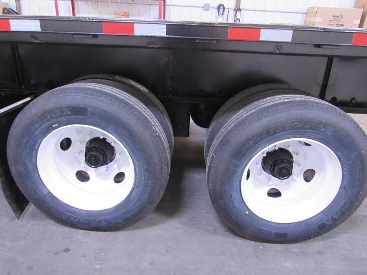 Used 2006 Transcraft Trailers 45' X 102" Flatbed Moffett Trailer