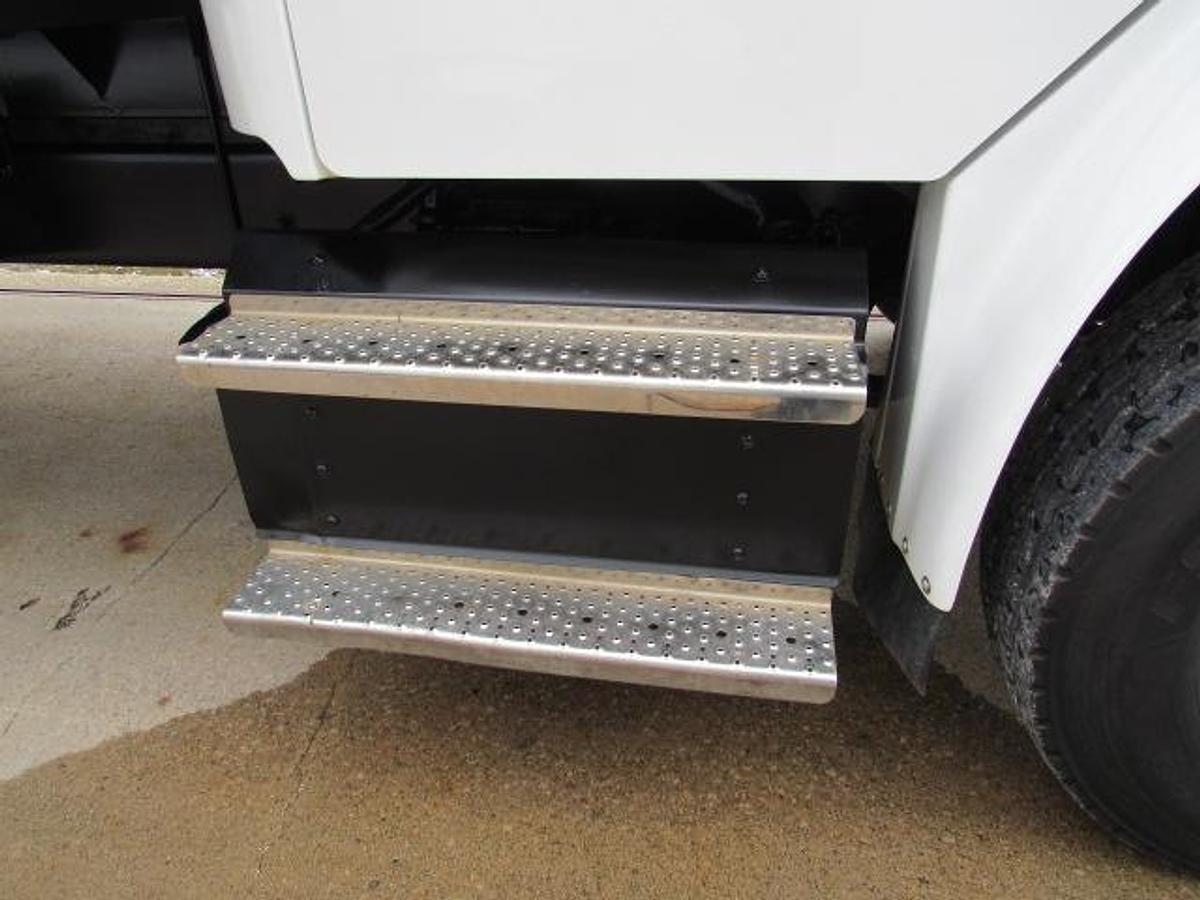 Used 2022 Freightliner M2 106