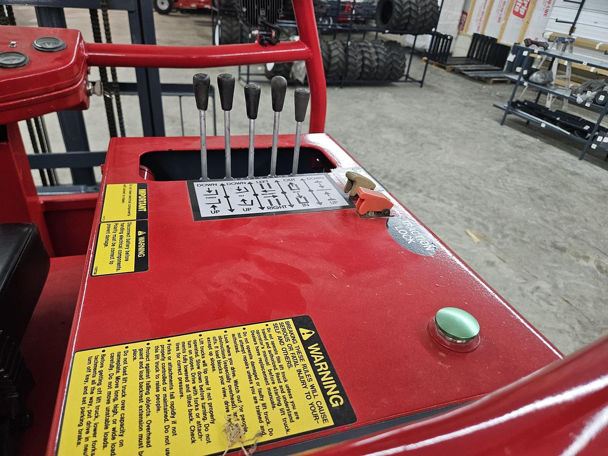 Used 2014 Navigator RT-5500 Truck Mounted Forklift