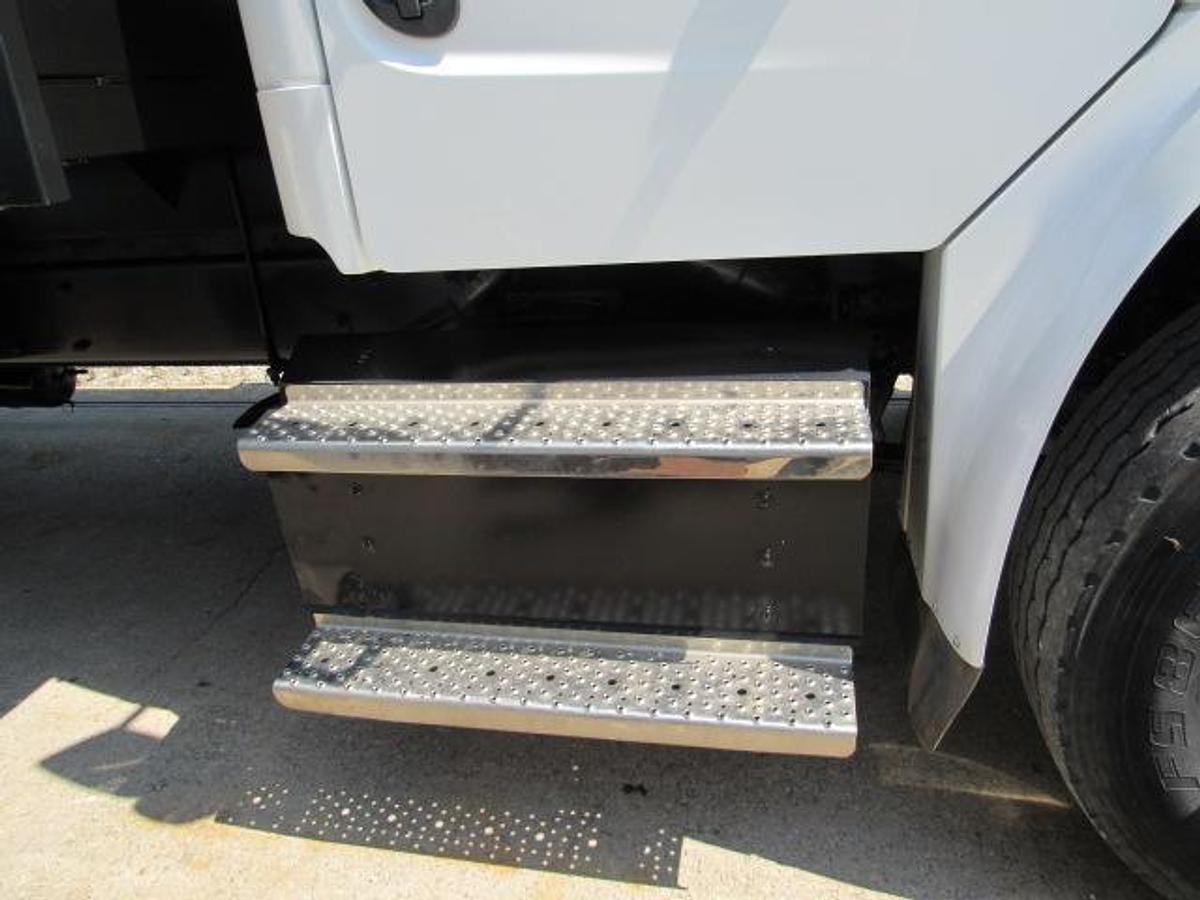 Used 2023 Freightliner M2 106