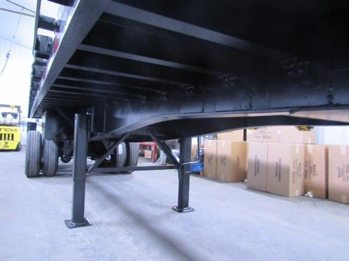 Used 2013 Great Dane Trailers  32' X 96" Flatbed Moffett Trailer
