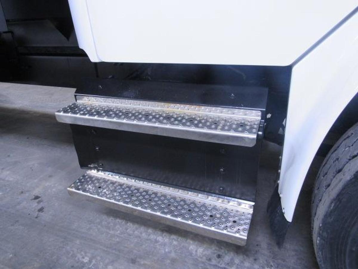 Used 2022 Freightliner M2 106