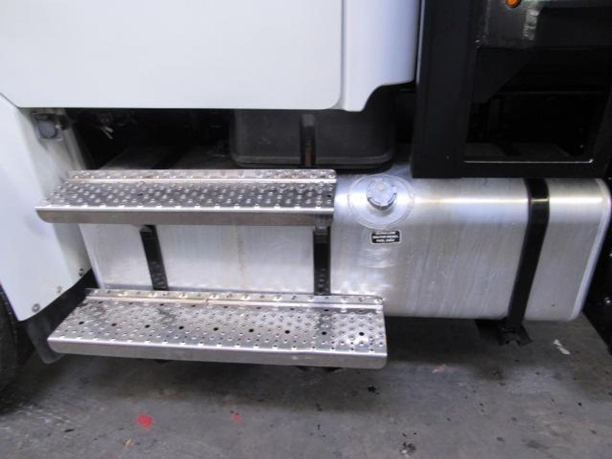 Used 2022 Freightliner M2 106