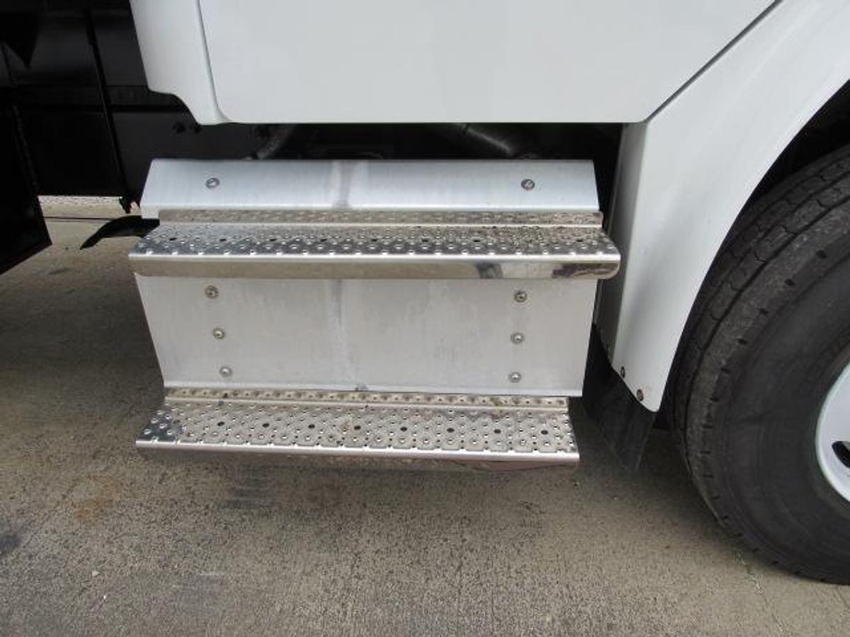 Used 2022 Freightliner M2 106