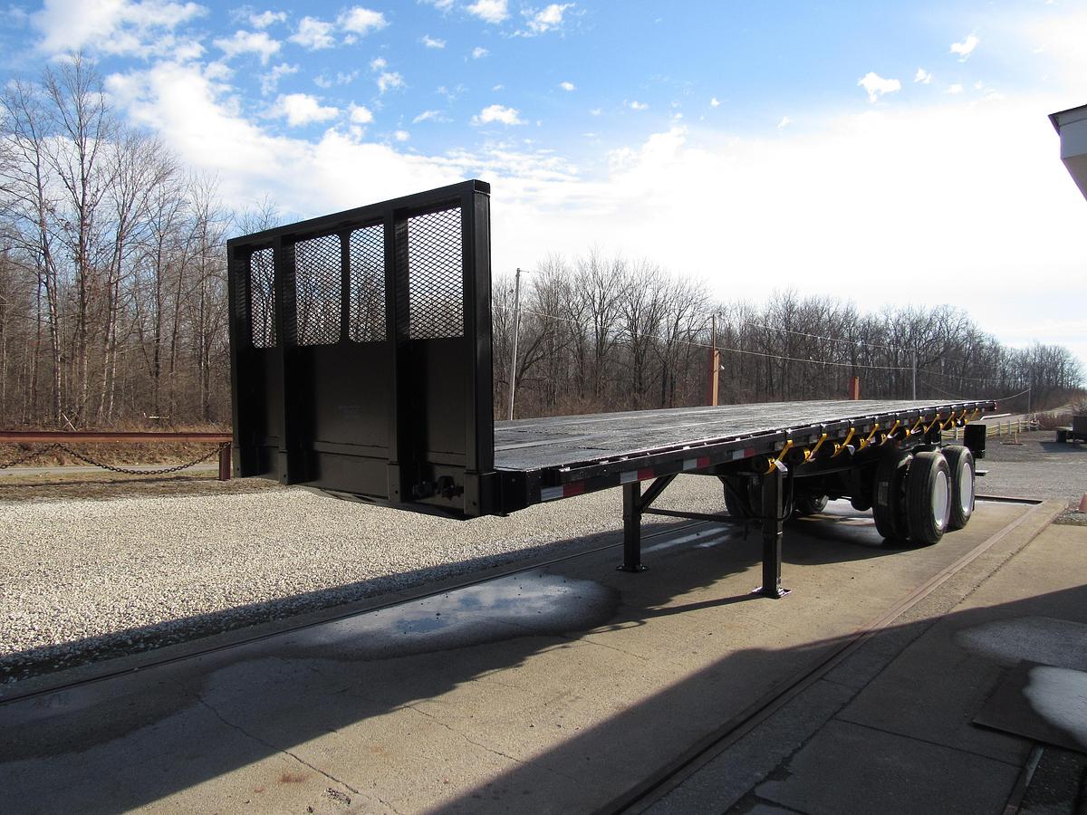Used 2013 Great Dane Trailers  32' X 96" Flatbed Moffett Trailer