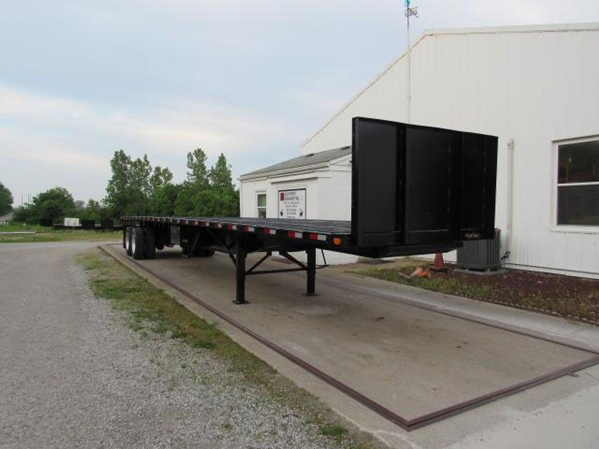 Used 2015 Utility 45' X 102" Princeton/Moffett Trailer