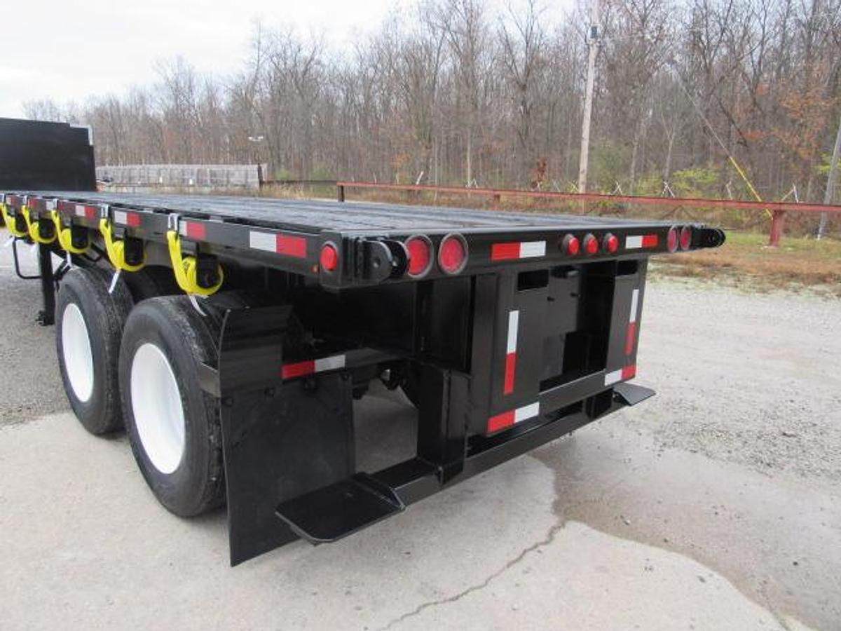 Used 2005  Lufkin 32' X 96"  Flatbed Moffett Trailer