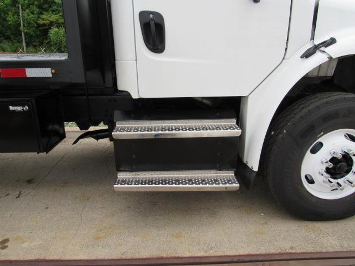 Used 2023 Freightliner M2 106