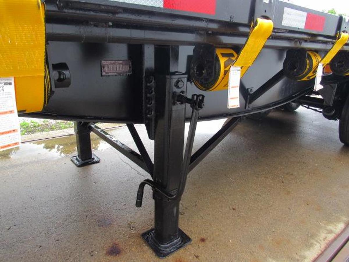 Used 2014 Utility 32 X 102 Moffett Trailer