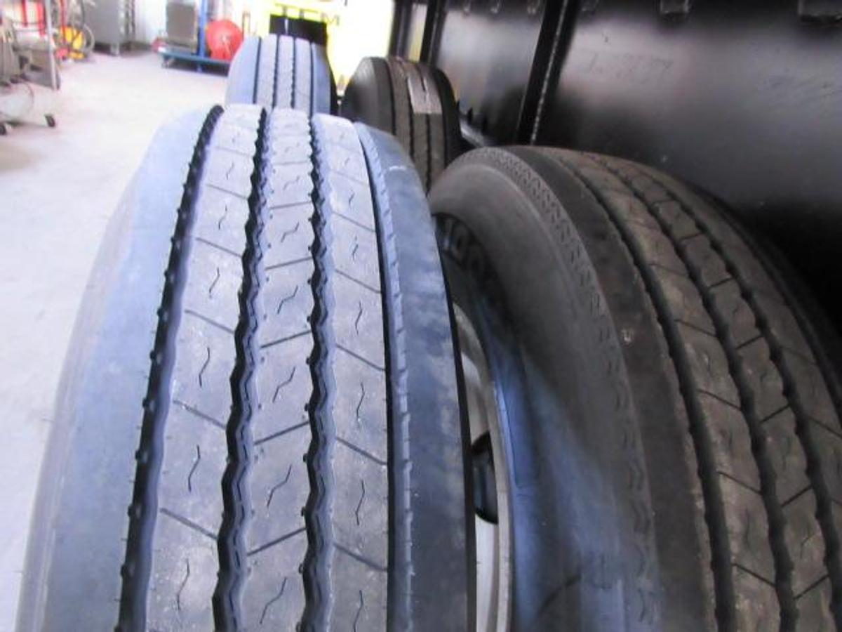 Used 2006 Transcraft Trailers 45' X 102" Flatbed Moffett Trailer