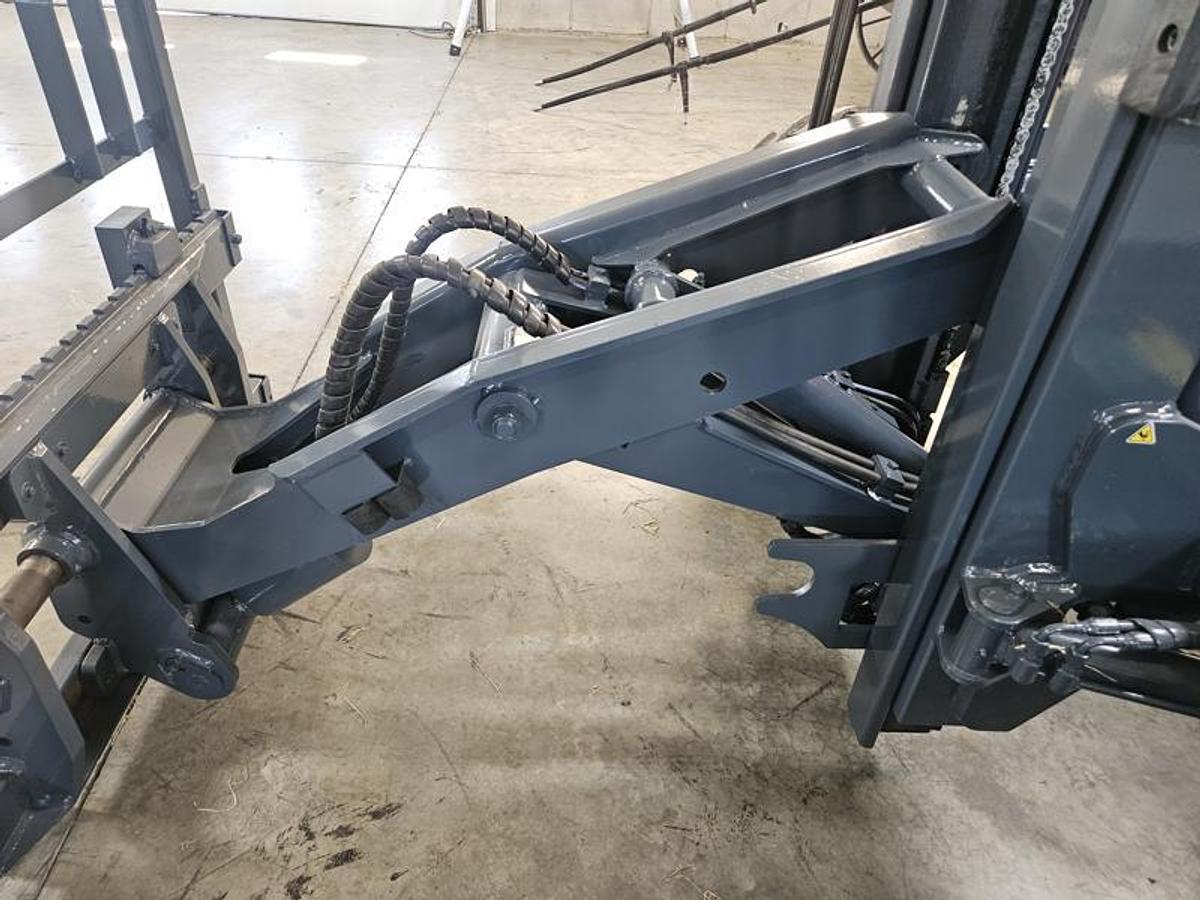 Used 2018 LOADMAC 825 2 Way Forklift w/Extended Reach