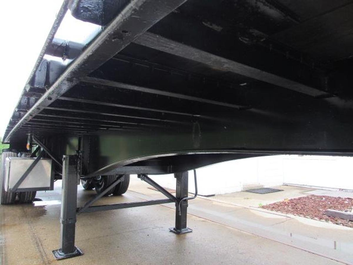 Used 2014 Utility 32 X 102 Moffett Trailer