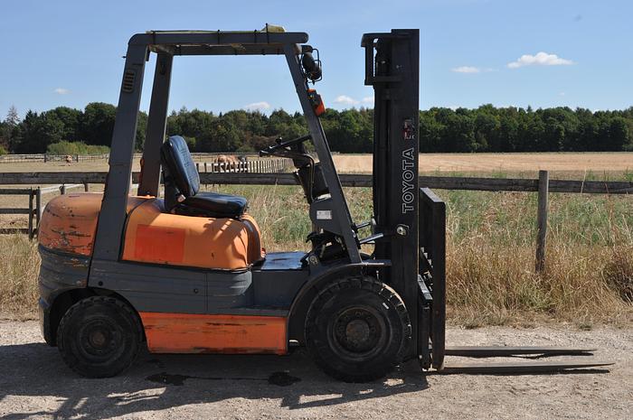 Used 1998 TOYOTA 2.5 TONNE