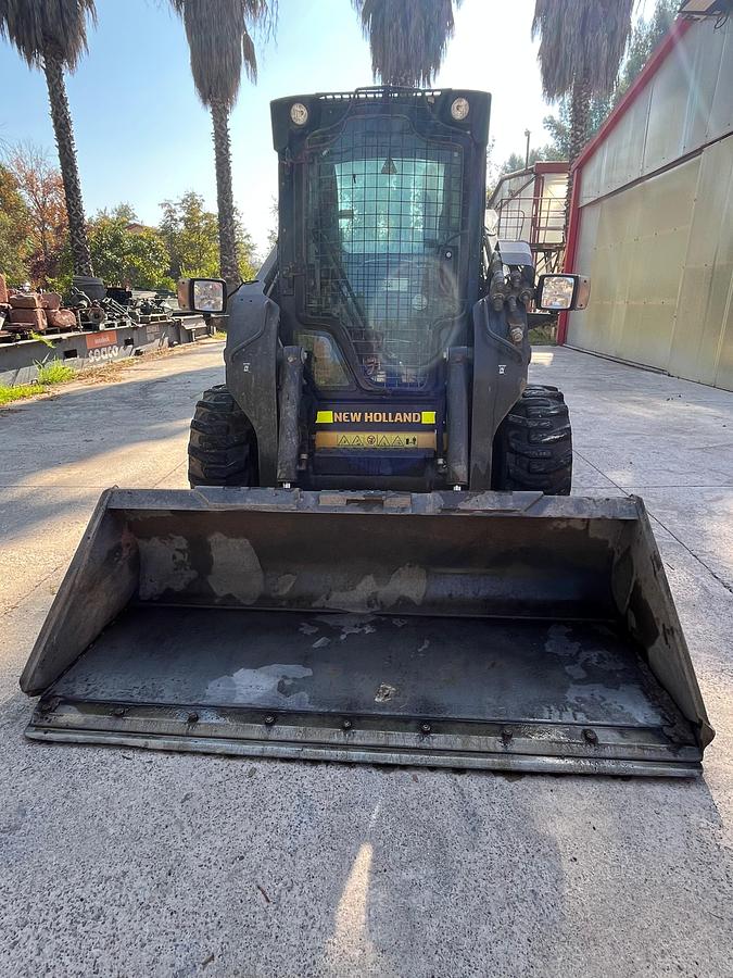 Usado Mini Cargador New Holland L235